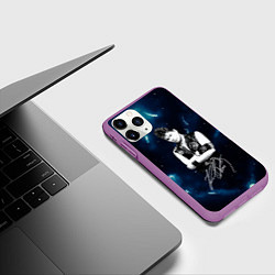 Чехол iPhone 11 Pro матовый Юрий Хой черно-белый портрет с подписью, цвет: 3D-фиолетовый — фото 2