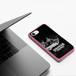 Чехол iPhone 7/8 матовый Stranger Things: Black Hut, цвет: 3D-малиновый — фото 2