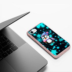 Чехол iPhone 7/8 матовый Новогодний пингвин, цвет: 3D-светло-розовый — фото 2