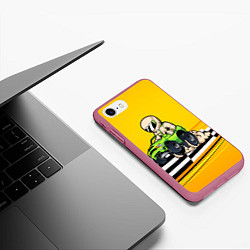 Чехол iPhone 7/8 матовый Мультяшный гонщик на джипе, цвет: 3D-малиновый — фото 2