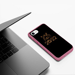 Чехол iPhone 7/8 матовый 2022 Tiger Bronze Theme, цвет: 3D-малиновый — фото 2