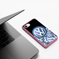 Чехол iPhone 7/8 матовый Volkswagen Большое лого паттерн, цвет: 3D-малиновый — фото 2