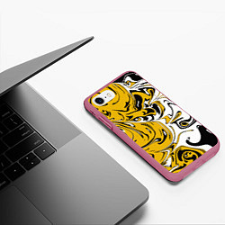 Чехол iPhone 7/8 матовый Черно-желтые разводы, цвет: 3D-малиновый — фото 2