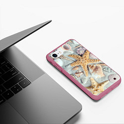 Чехол iPhone 7/8 матовый Морские звёзды и ракушки на океанском песке, цвет: 3D-малиновый — фото 2