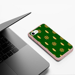 Чехол iPhone 7/8 матовый Золото узоры на зеленом фоне, цвет: 3D-светло-розовый — фото 2