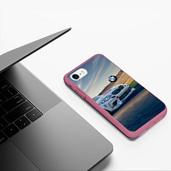 Чехол iPhone 7/8 матовый Мощная бэха на трассе, цвет: 3D-малиновый — фото 2