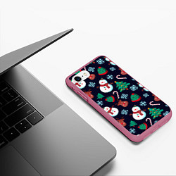 Чехол iPhone 7/8 матовый Снеговички с рождественскими оленями и елками, цвет: 3D-малиновый — фото 2