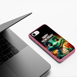 Чехол iPhone 7/8 матовый Happy new year green drogon, цвет: 3D-малиновый — фото 2