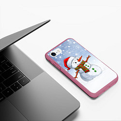 Чехол iPhone 7/8 матовый Весёлый снеговик в колпаке, цвет: 3D-малиновый — фото 2