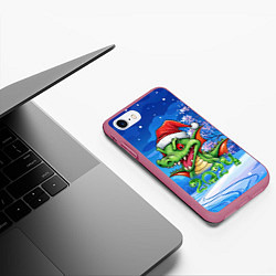 Чехол iPhone 7/8 матовый Зеленый дракон в зимнем парке, цвет: 3D-малиновый — фото 2
