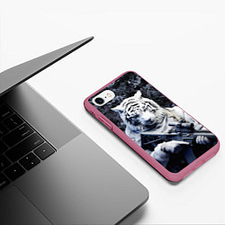 Чехол iPhone 7/8 матовый Белый тигр солдат зима, цвет: 3D-малиновый — фото 2