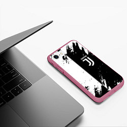 Чехол iPhone 7/8 матовый Juventus краски чёрнобелые, цвет: 3D-малиновый — фото 2