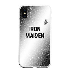 Чехол iPhone XS Max матовый Iron Maiden glitch на светлом фоне посередине, цвет: 3D-белый