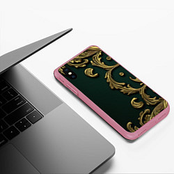 Чехол iPhone XS Max матовый Лепнина золотые узоры на зеленой ткани, цвет: 3D-малиновый — фото 2