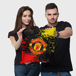 Подушка квадратная MANCHESTER UNITED, БРЫЗГИ КРАСОК, цвет: 3D-принт — фото 2