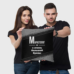 Подушка квадратная Маркетолог с очень большой буквы на темном фоне, цвет: 3D-принт — фото 2