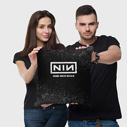 Подушка квадратная Nine Inch Nails с потертостями на темном фоне, цвет: 3D-принт — фото 2