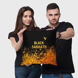 Подушка квадратная Black Sabbath - gold gradient: символ сверху, цвет: 3D-принт — фото 2