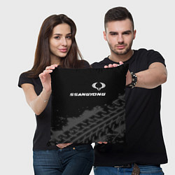Подушка квадратная SsangYong speed на темном фоне со следами шин: сим, цвет: 3D-принт — фото 2
