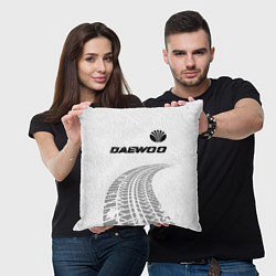 Подушка квадратная Daewoo speed на светлом фоне со следами шин: симво, цвет: 3D-принт — фото 2