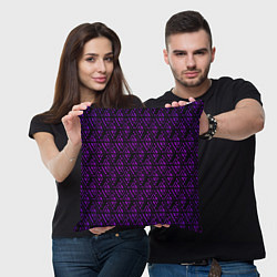 Подушка квадратная Фиолетовые ромбы на чёрном фоне, цвет: 3D-принт — фото 2
