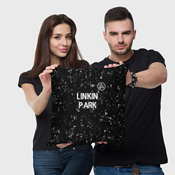 Подушка квадратная Linkin Park glitch на темном фоне посередине, цвет: 3D-принт — фото 2