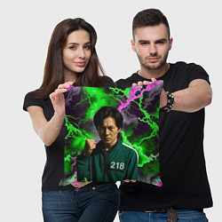 Подушка квадратная Игра в кальмара - игрок 218 с кулаком, цвет: 3D-принт — фото 2