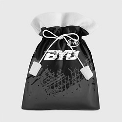 Мешок для подарков BYD speed на темном фоне со следами шин: символ св, цвет: 3D-принт