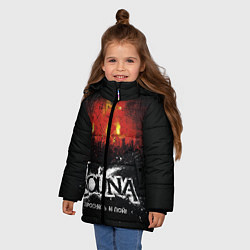 Куртка зимняя для девочки Louna: Проснись и пой, цвет: 3D-черный — фото 2