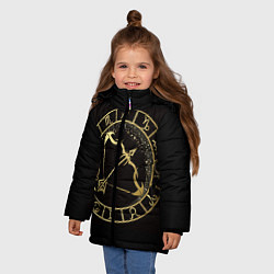 Куртка зимняя для девочки Стрелец в золотом стиле, цвет: 3D-черный — фото 2