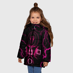 Куртка зимняя для девочки Игра в кальмара смотрящий тут как тут, цвет: 3D-черный — фото 2