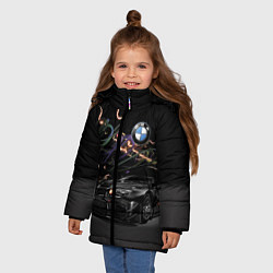 Куртка зимняя для девочки Бэха в ночном городе, цвет: 3D-черный — фото 2