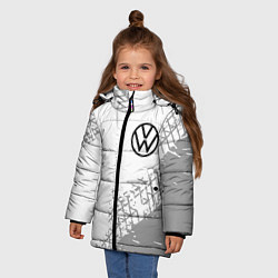 Куртка зимняя для девочки Volkswagen speed на светлом фоне со следами шин: н, цвет: 3D-черный — фото 2