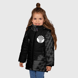 Куртка зимняя для девочки Daewoo speed на темном фоне со следами шин: надпис, цвет: 3D-черный — фото 2