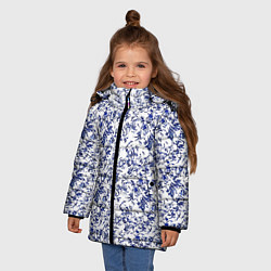 Куртка зимняя для девочки Белый с синими пёрышками, цвет: 3D-светло-серый — фото 2