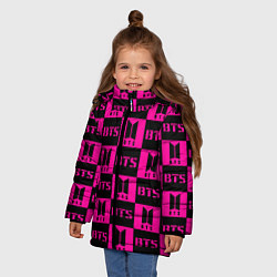 Куртка зимняя для девочки BTS pattern pink logo, цвет: 3D-черный — фото 2