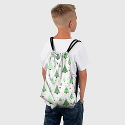 Рюкзак-мешок Много разных зелёных ёлочек на белом фоне плюс кра, цвет: 3D-принт — фото 2