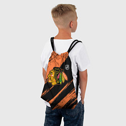 Рюкзак-мешок Чикаго Блэкхокс - фон с оранжевыми потертостами, цвет: 3D-принт — фото 2