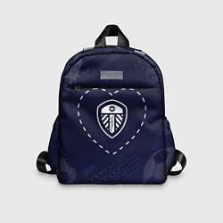 Детский рюкзак Лого Leeds United в сердечке на фоне мячей, цвет: 3D-принт