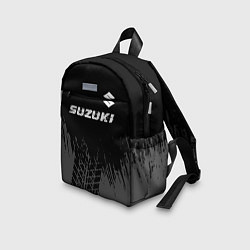 Детский рюкзак Suzuki speed на темном фоне со следами шин: символ, цвет: 3D-принт — фото 2