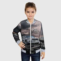 Бомбер детский Toyota Land Cruiser 200 среди скал, цвет: 3D-серый — фото 2