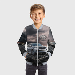Бомбер детский Toyota Land Cruiser 200 среди скал, цвет: 3D-серый — фото 2