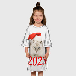 Платье клеш для девочки Белый кот в шапочке деда мороза, цвет: 3D-принт — фото 2