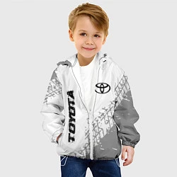 Куртка с капюшоном детская Toyota speed на светлом фоне со следами шин: надпи, цвет: 3D-белый — фото 2