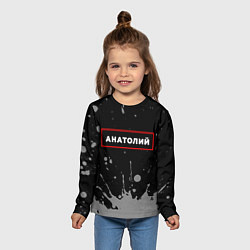 Лонгслив детский Анатолий - в красной рамке на темном, цвет: 3D-принт — фото 2