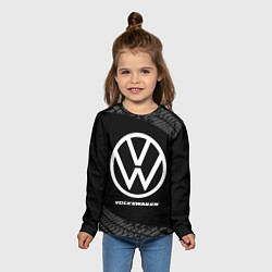 Лонгслив детский Volkswagen speed на темном фоне со следами шин, цвет: 3D-принт — фото 2