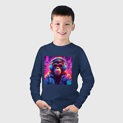 Лонгслив хлопковый детский Антропоморфная обезьяна в свете неонового города, цвет: тёмно-синий — фото 2