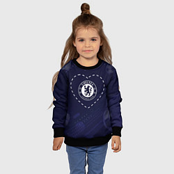 Свитшот детский Лого Chelsea в сердечке на фоне мячей, цвет: 3D-черный — фото 2