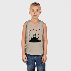 Майка детская хлопок Banksy Бэнкси мальчик и девочка на горе оружия, цвет: миндальный — фото 2
