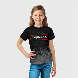 Футболка детская Людмила - в красной рамке на темном, цвет: 3D-принт — фото 2